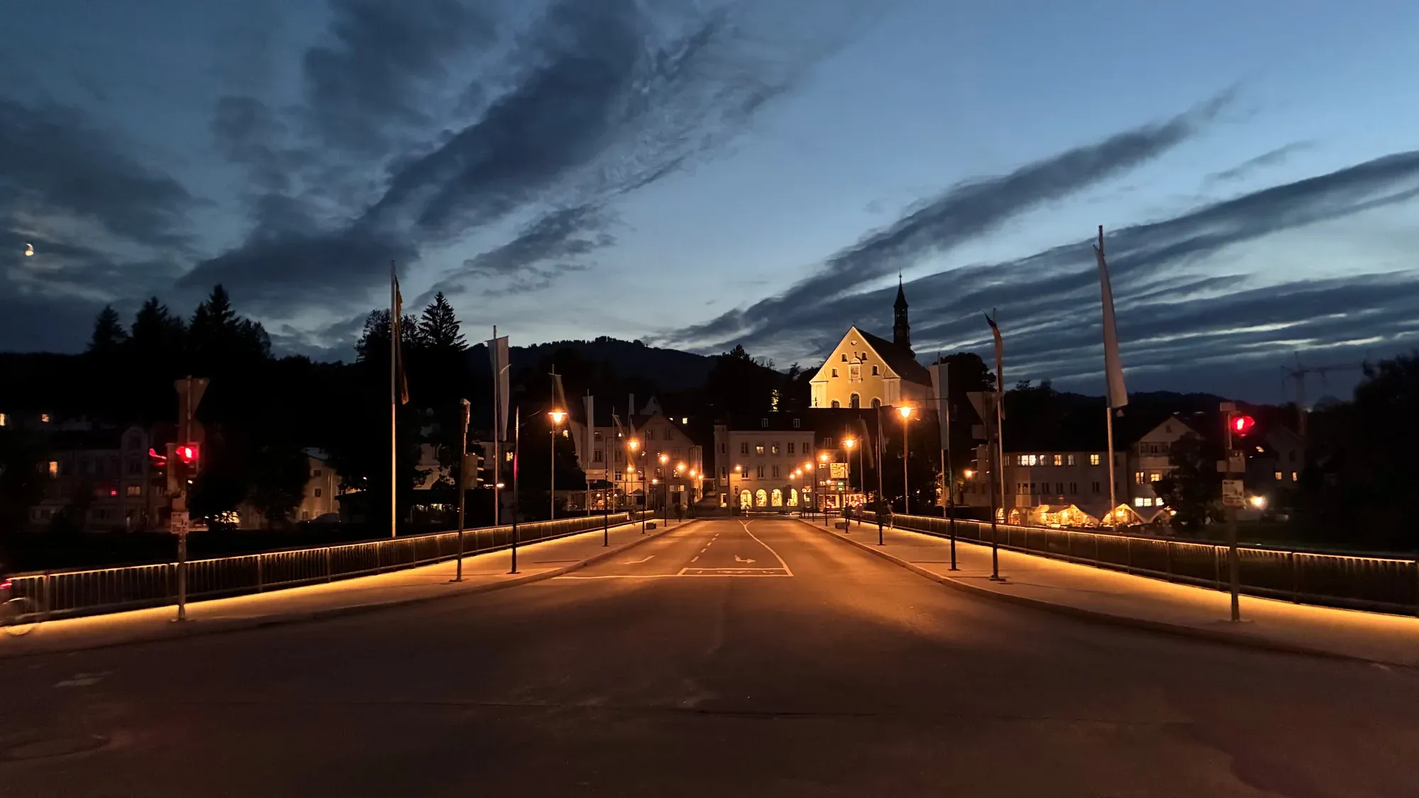 Diese Woche in Bad Tölz: Krisenvorsorge per Whatsapp, Isarbrücke in neuem Licht, Christbaumspender gesucht